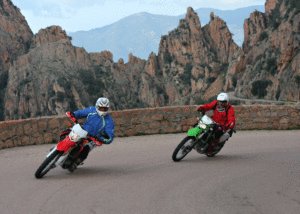 Zwei Motorradfahrer in den Bergen
