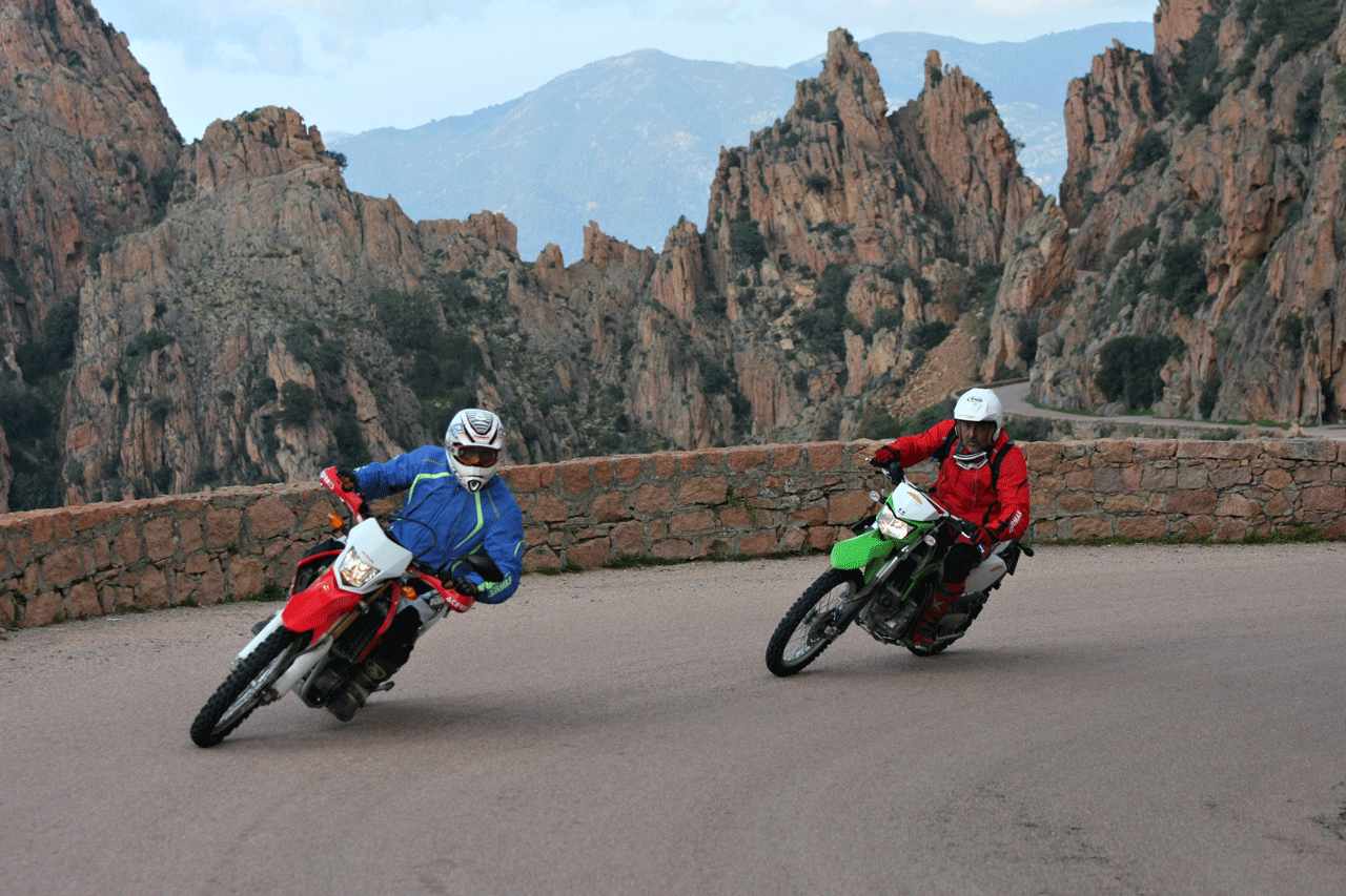 Zwei Motorradfahrer in den Bergen
